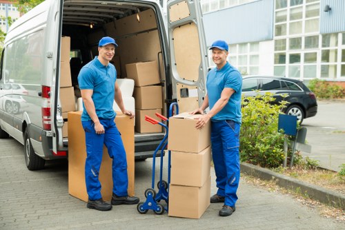 House and office moving truck in Bromleycommon